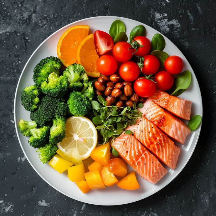 Tallerken med grøntsager, fuldkorn og protein i naturlige farver